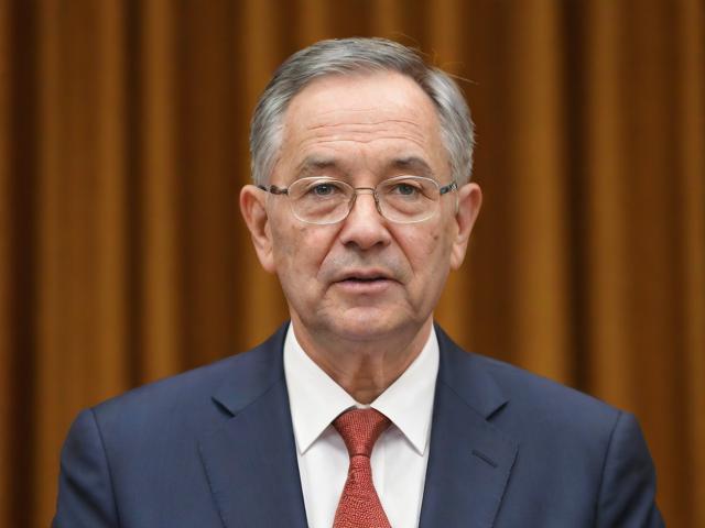 男子篡改人事档案企图提前三年退休,触碰法律底线的行为?