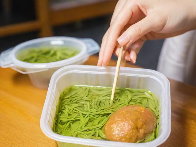 女子点绿茶餐厅外卖遭遇装货标签，原因何在？