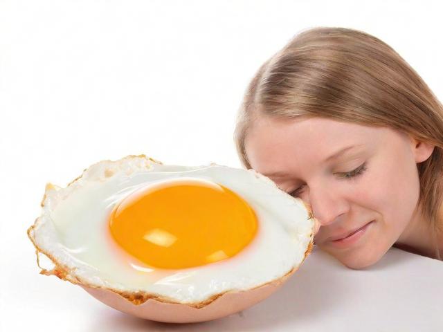 鸡蛋引发婚姻危机,妻子因丈夫抱怨未吃上鸡蛋同意离婚?