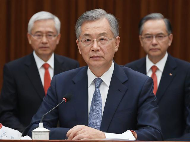 李在明首次访美遭遇冷淡接待，仅两人迎接引发关注热议