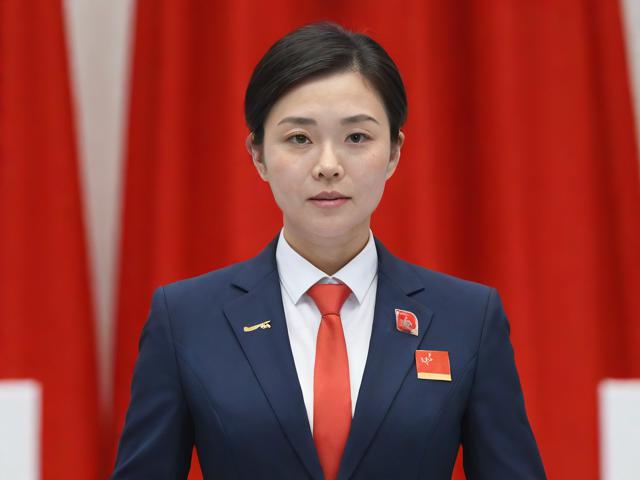 世运会九头身裁判的优雅回应，爆红背后的故事与风采展现！
