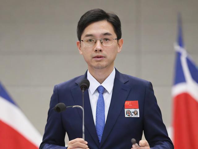 世运会九头身裁判的优雅回应,爆红背后的故事与风采展现!