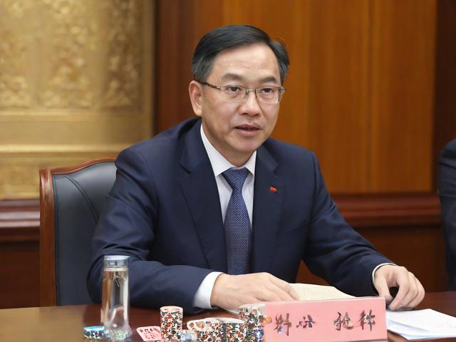 中国男子在柬埔寨跳车身亡,疑似逃离网络赌博园区失败导致悲剧发生